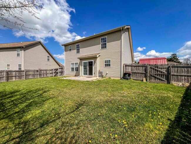 Building Photo - 3 Bed / 2.5 Bath Home with Fenced Backyard, Garage & Extra Storage