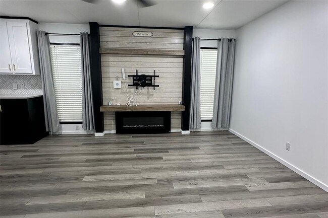 Building Photo - 1601 E Slaughter Ln