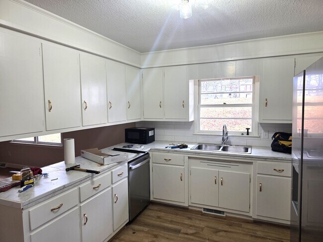 Building Photo - 3 Bed 1.5 Bath Rental Home Mount Airy