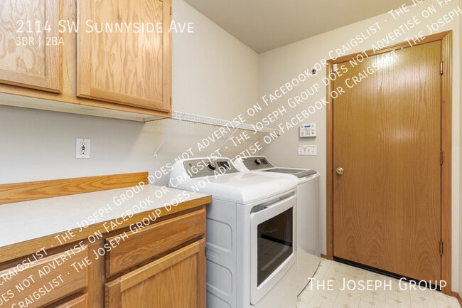 Building Photo - 2114 SW Sunnyside Ave