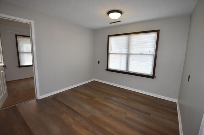 Building Photo - 2-3 bedroom Home in Greenfield with Garage.