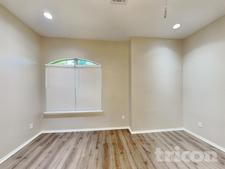 Building Photo - 630 Azalea Dr