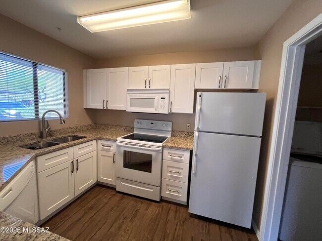 Building Photo - 5751 N Kolb Rd