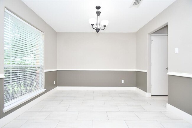 Building Photo - 24406 Lakecrest Village Dr
