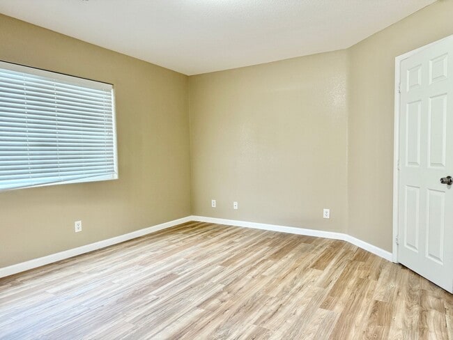 Building Photo - Spacious Living, Granite Counters, Great Location!