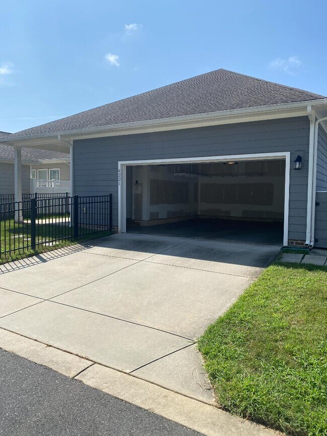 Building Photo - 4221 Courtly Ln