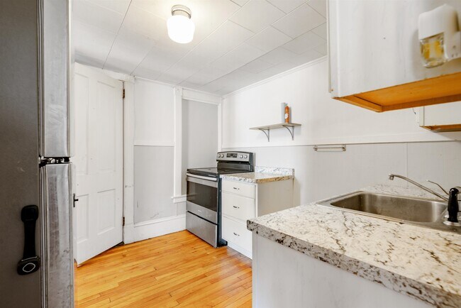 Building Photo - 4 Elm St