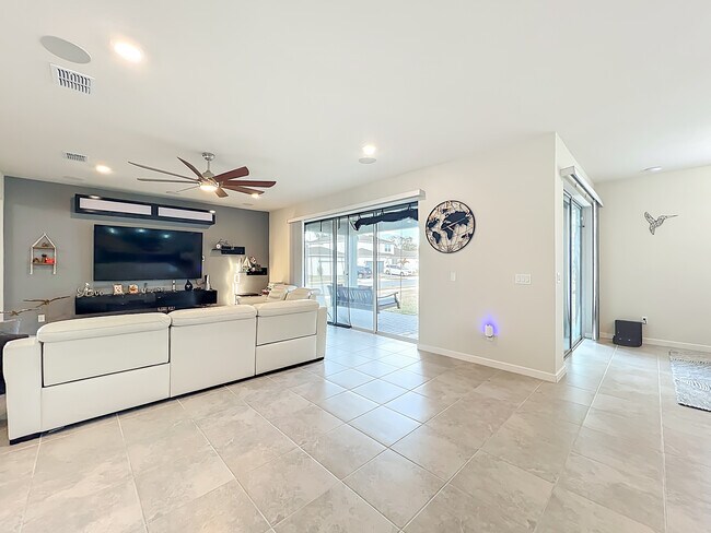 Building Photo - 1021 Savannah Palms Blvd