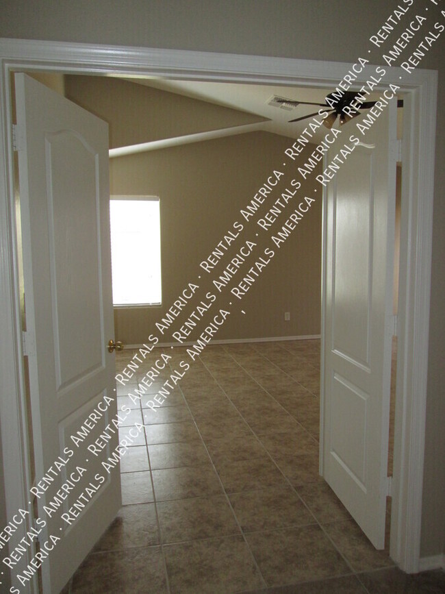 Building Photo - Spacious 3 Bedrm in Pecan Creek