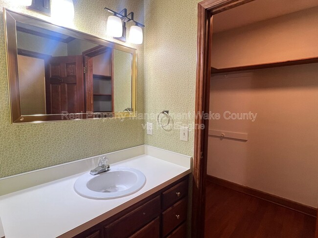 Building Photo - 7404 Valley Run Dr