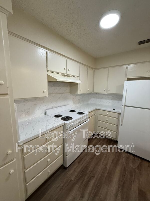 Primary Photo - 1118 N Nolan River Rd