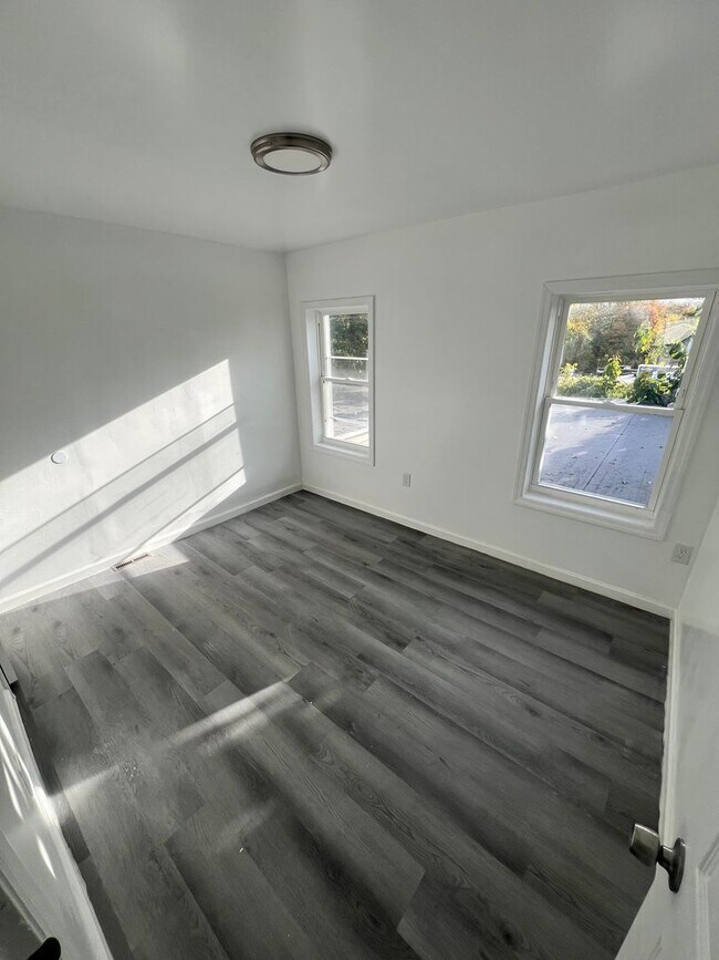 Building Photo - 22 1/2 Seward Ave