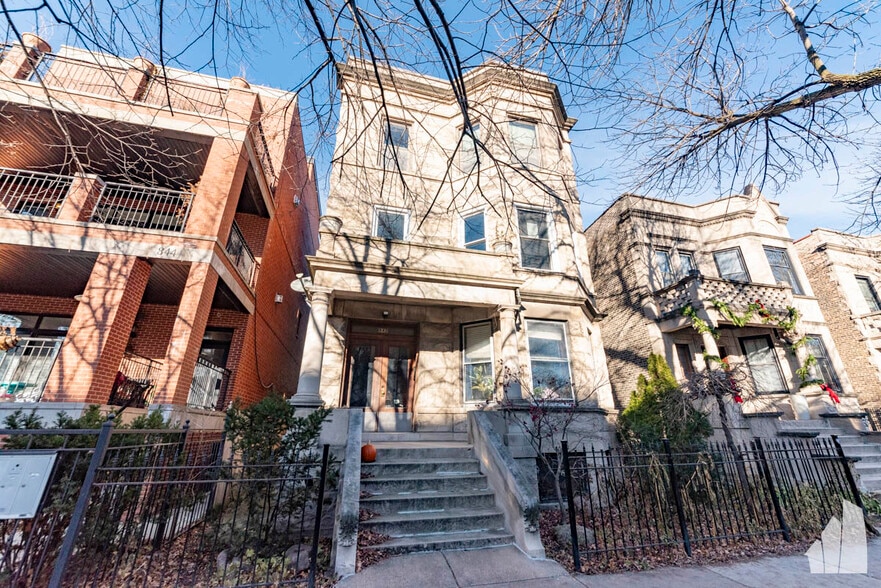 Building Photo - 842 W Waveland Ave