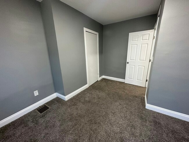 Building Photo - 225 N 6th St