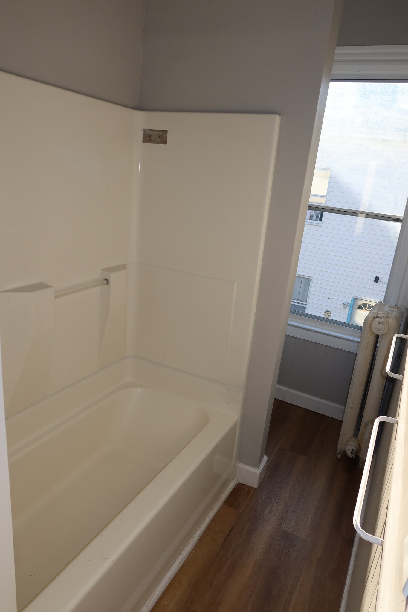 Unit 2 Bathroom - 16 Benton St