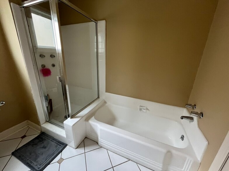 Shower + Tub - 11646 Chenault St
