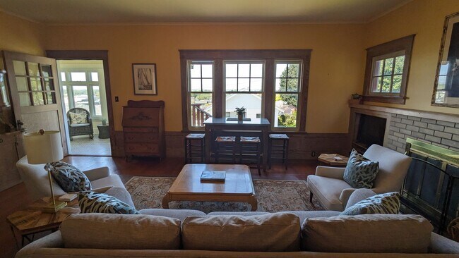 Building Photo - Beautiful Furnished Home, all utilities in...