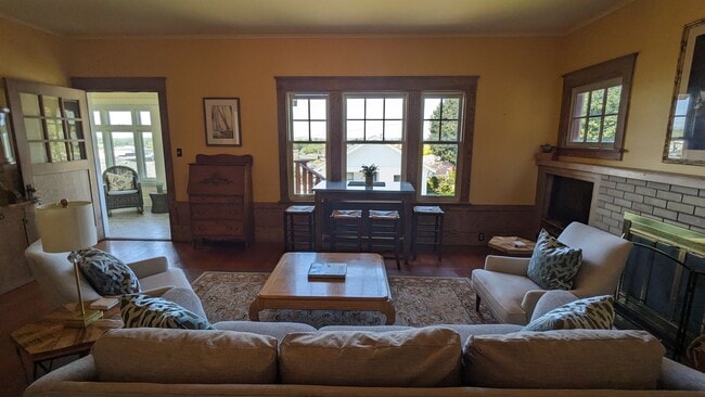 Building Photo - Furnished spacious 2/1 historic home in do...