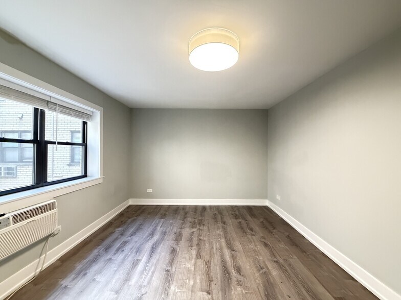 Building Photo - 448 W Barry Ave