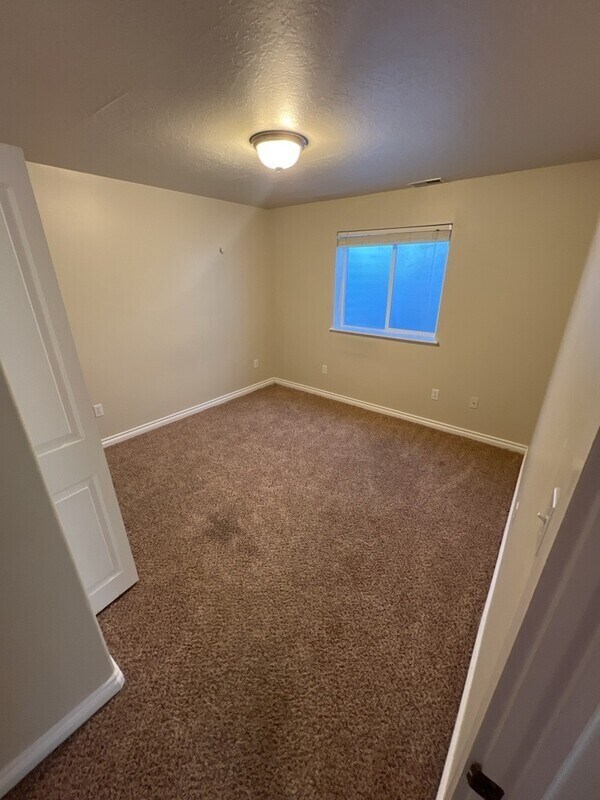 Building Photo - 943 450 E