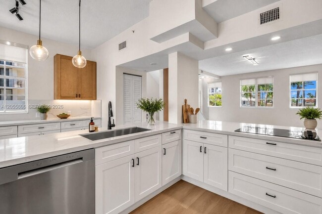 Building Photo - 2065 S Ocean Dr