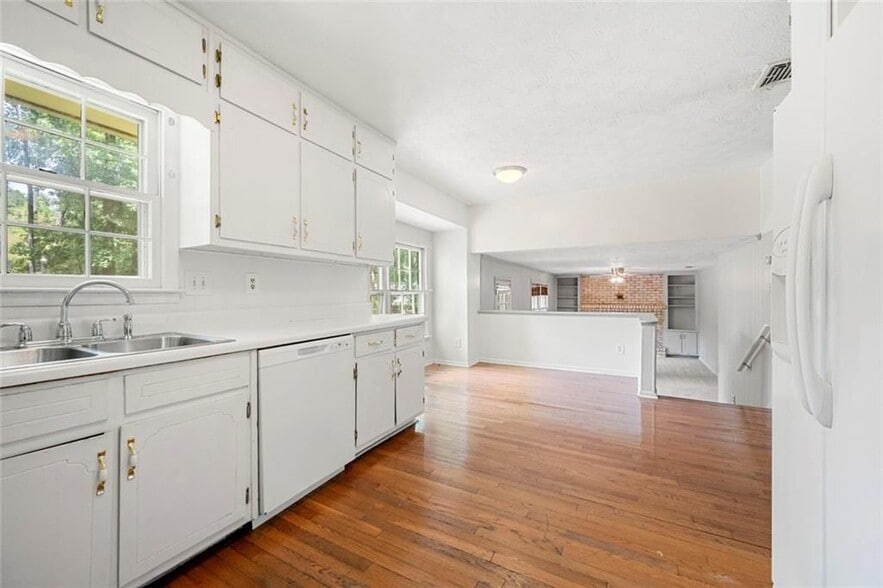 Building Photo - 4000 Pinehurst Pl