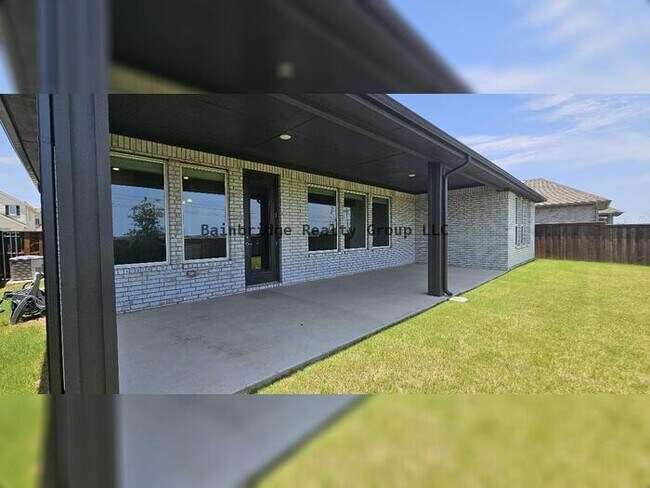 Building Photo - 3/2/2 w/office - Space & Functionality in ...