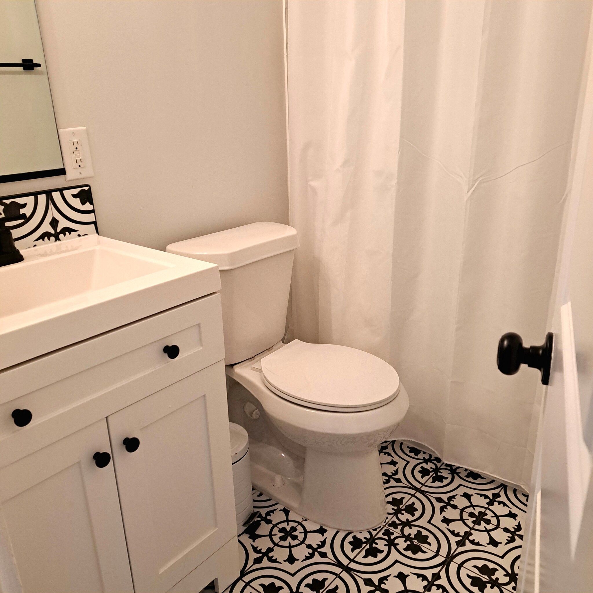 Smaller one bathroom tub/shower - 3645 Azalea Dr