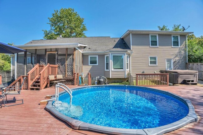 Building Photo - 709 Sandburg Pl