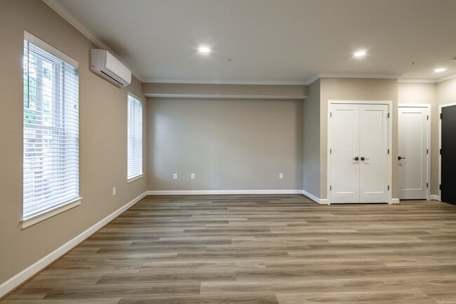 Building Photo - 1010 Duke St