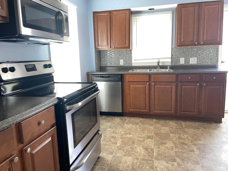 Building Photo - 341 S Roys Ave