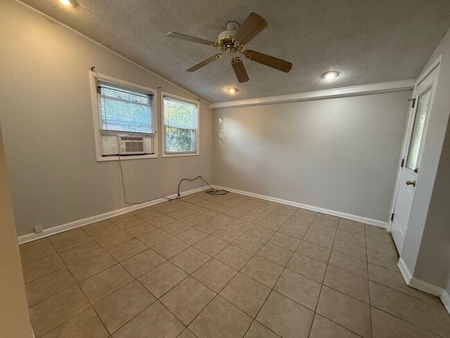 Building Photo - Gulf Breeze - 3 bedroom, 2 bathroom