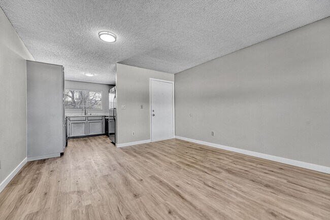 Building Photo - Updated 2 bed / 1 bath home in Lakewood!