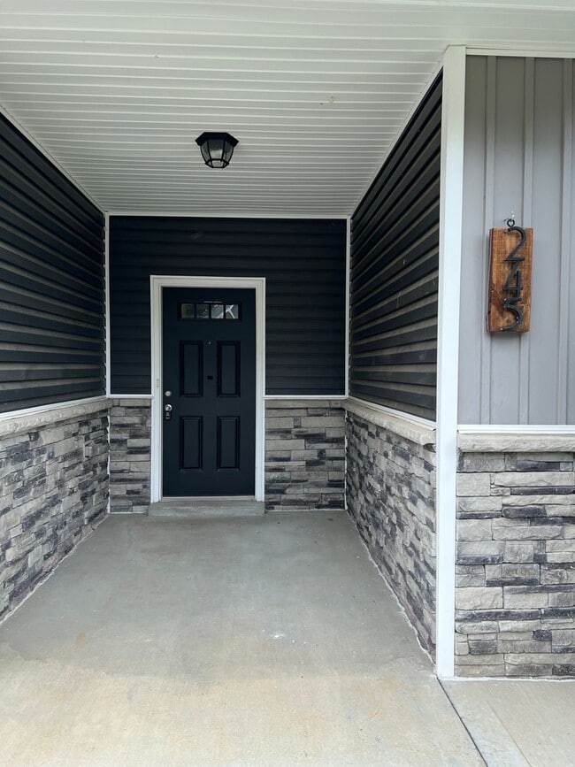 Building Photo - Spacious 4 Bedroom Home in Sango