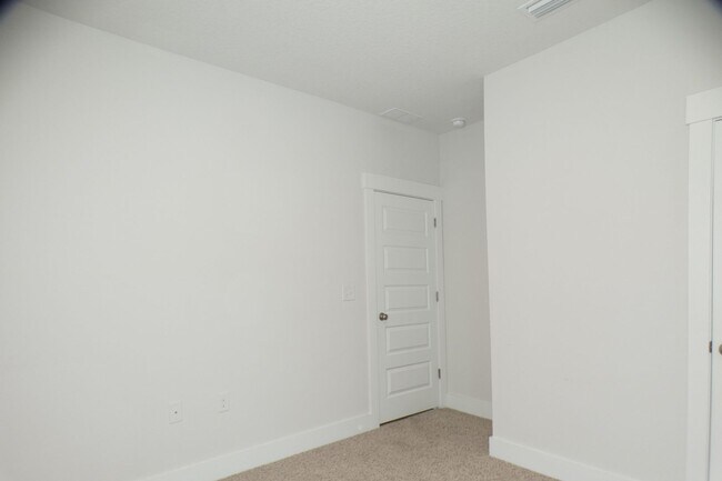 Building Photo - 4-Bedroom Home - Community Pool