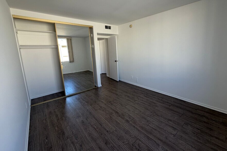 Building Photo - 5420 Lindley Ave