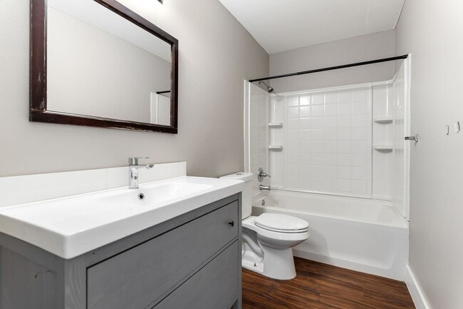 Building Photo - 4BR w/ Driveway Parking near Denver Zoo & City Park