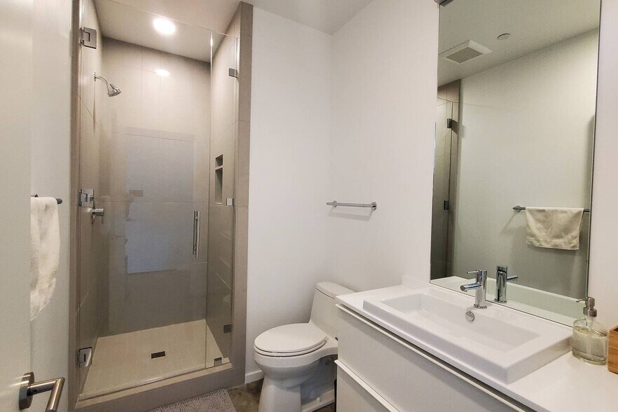 Bathroom - 2427 Binnen Ln