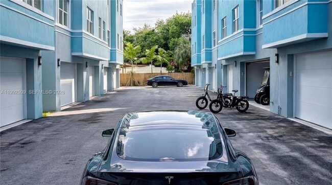 Building Photo - 824 SE 12th Ct