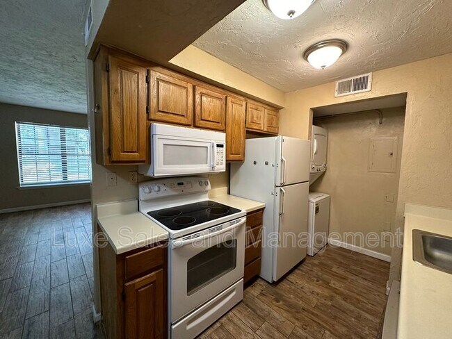 Building Photo - 11120 N Stratford Dr