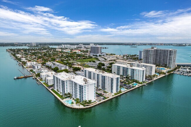 Building Photo - 7501 E Treasure Dr