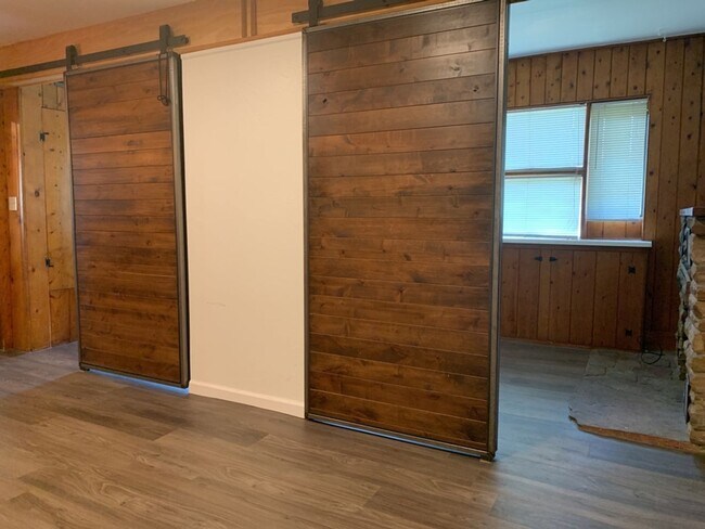 Building Photo - STUDENTS WELCOME! Cozy 1-Bedroom Bungalow w/ Garden and Detached Studio