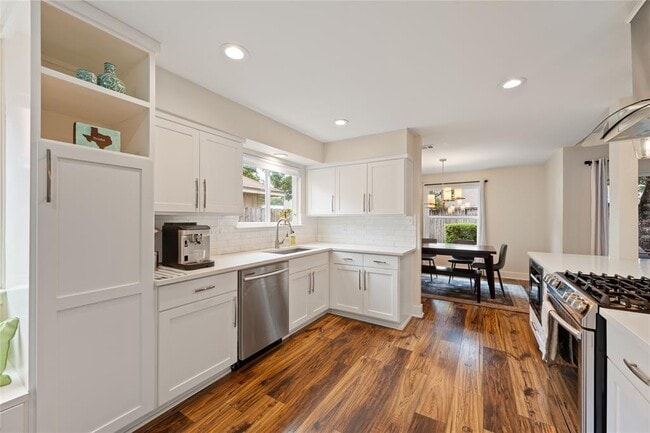 Building Photo - 4902 Pelham Dr