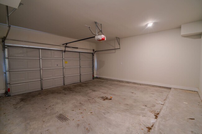 Building Photo - Modern Comfort in a Prime Location
