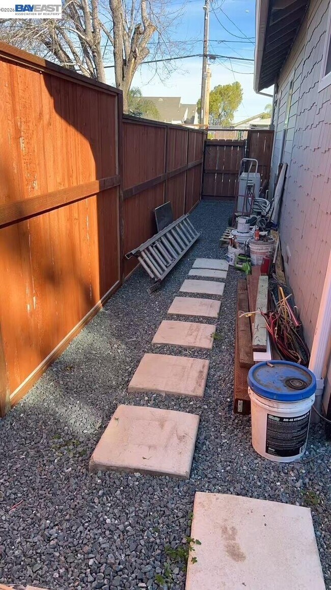 Building Photo - 213 E Ruby St