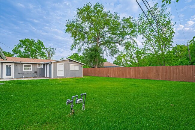 Building Photo - 2226 Rainbow Dr