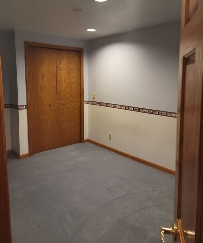 Building Photo - 3-Bedroom/2.5-Bath, Great Neighborhood