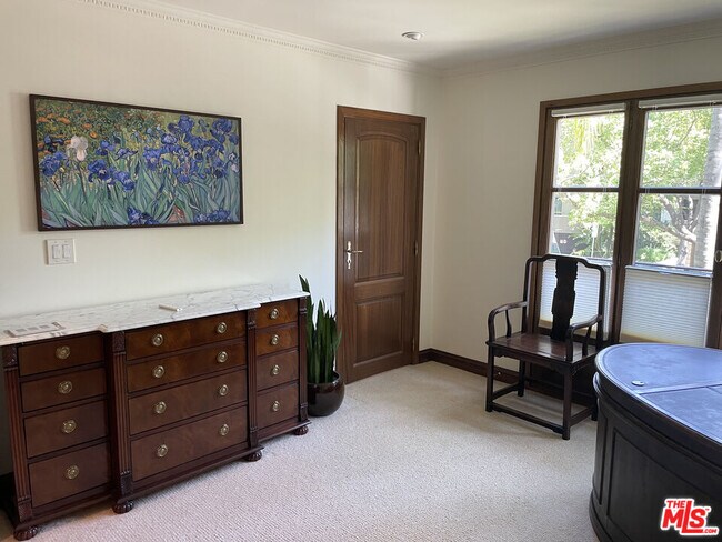 Building Photo - 425 N Maple Dr