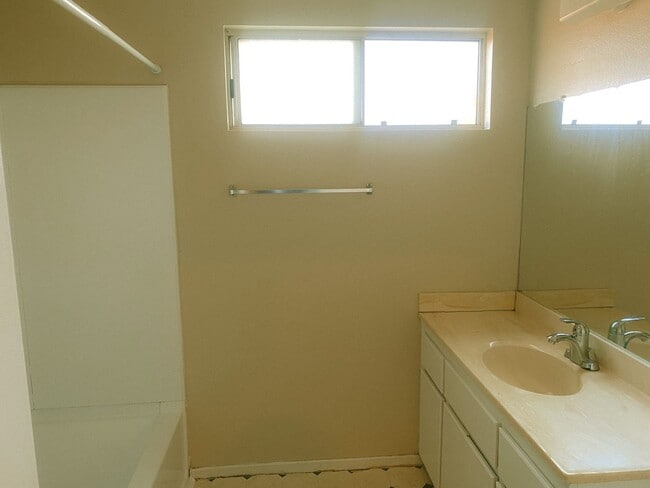 Building Photo - 1 Bedroom Condo For Rent