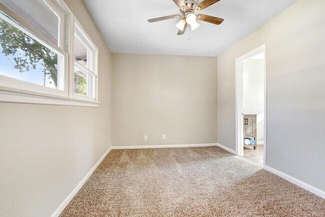 Building Photo - 713 W Ave H-10